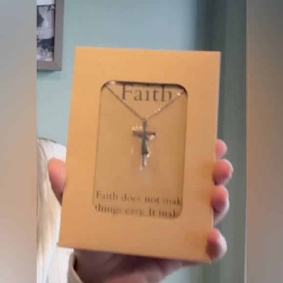 𝗡𝗘𝗪 “Faith” on Cross Necklace - Picture 3 of 5